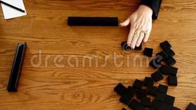 瓷砖被放置在架子上，在一个桌子游戏的开始，在一个奥登桌上玩。